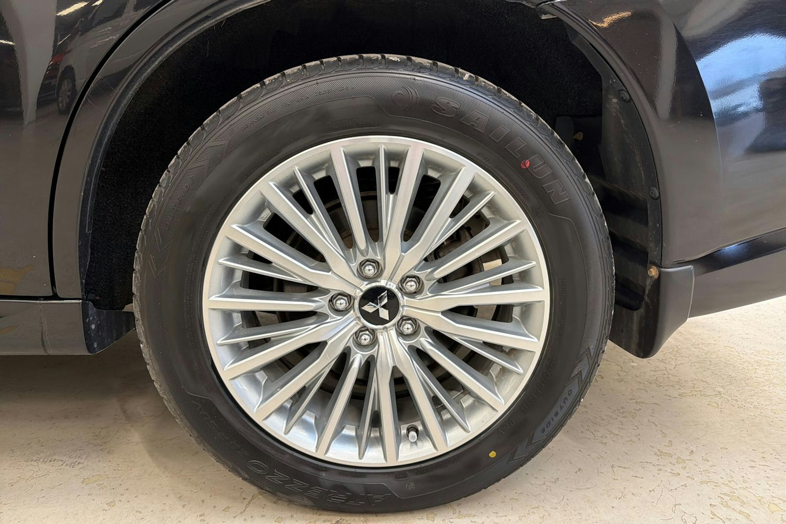 musta Mitsubishi Outlander PHEV 2020 kuva 11.