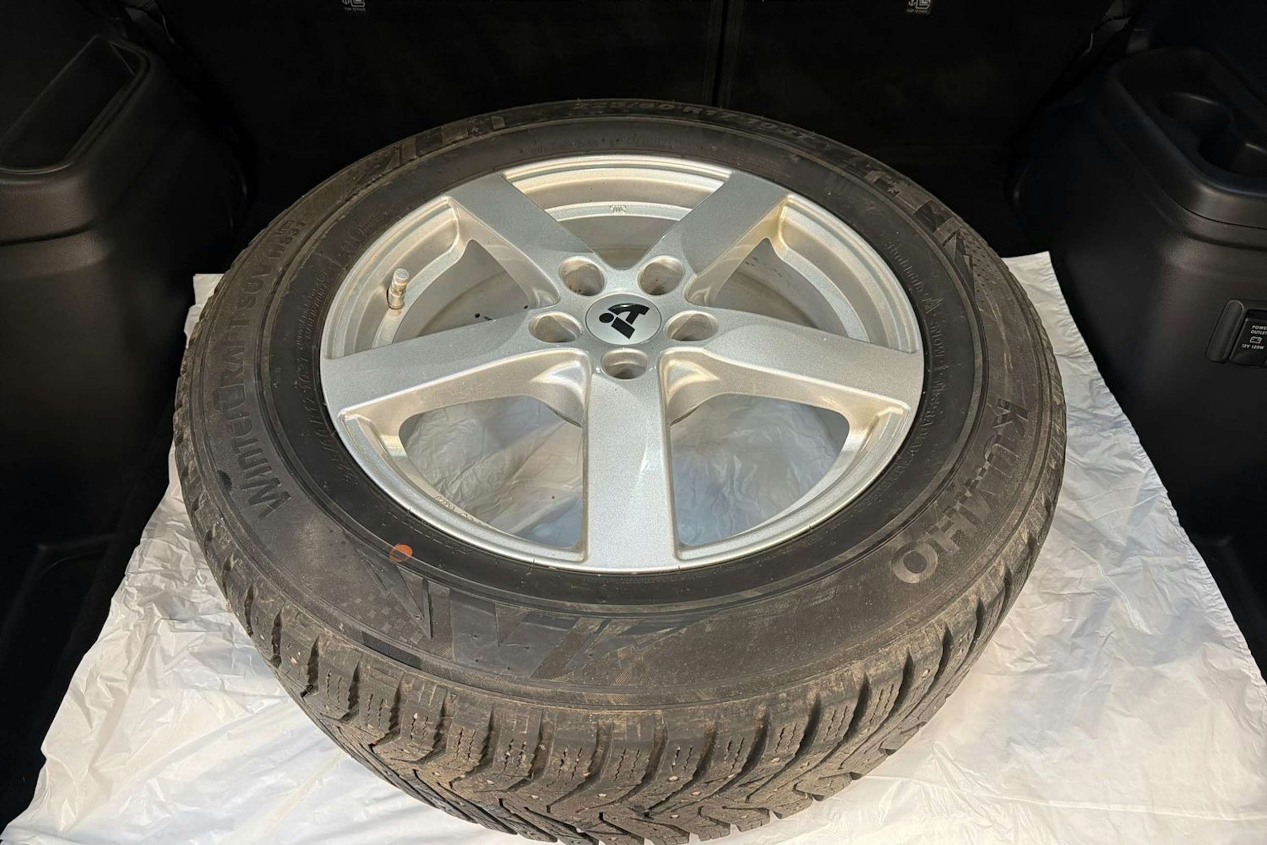 musta Mitsubishi Outlander PHEV 2020 kuva 13.