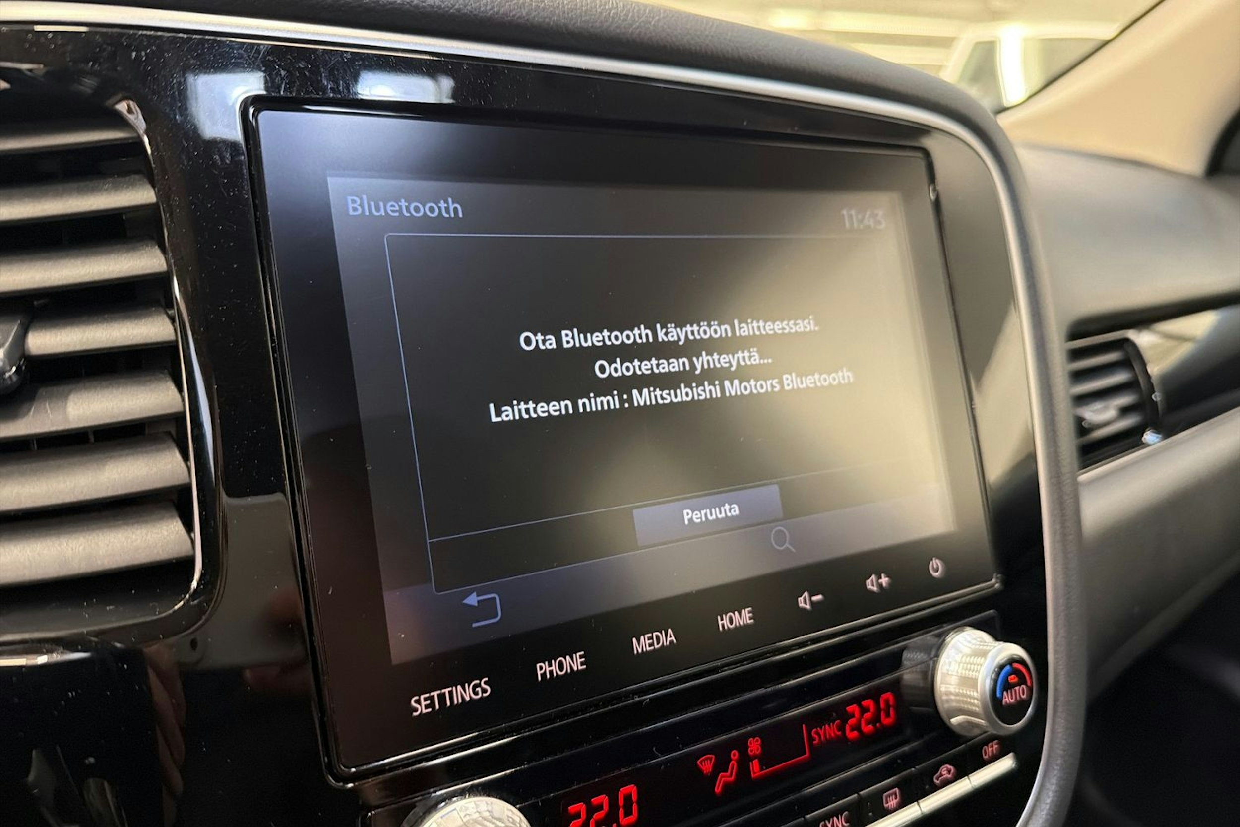 musta Mitsubishi Outlander PHEV 2020 kuva 14.