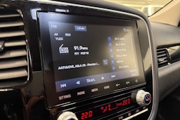 musta Mitsubishi Outlander PHEV 2020 kuva 16.