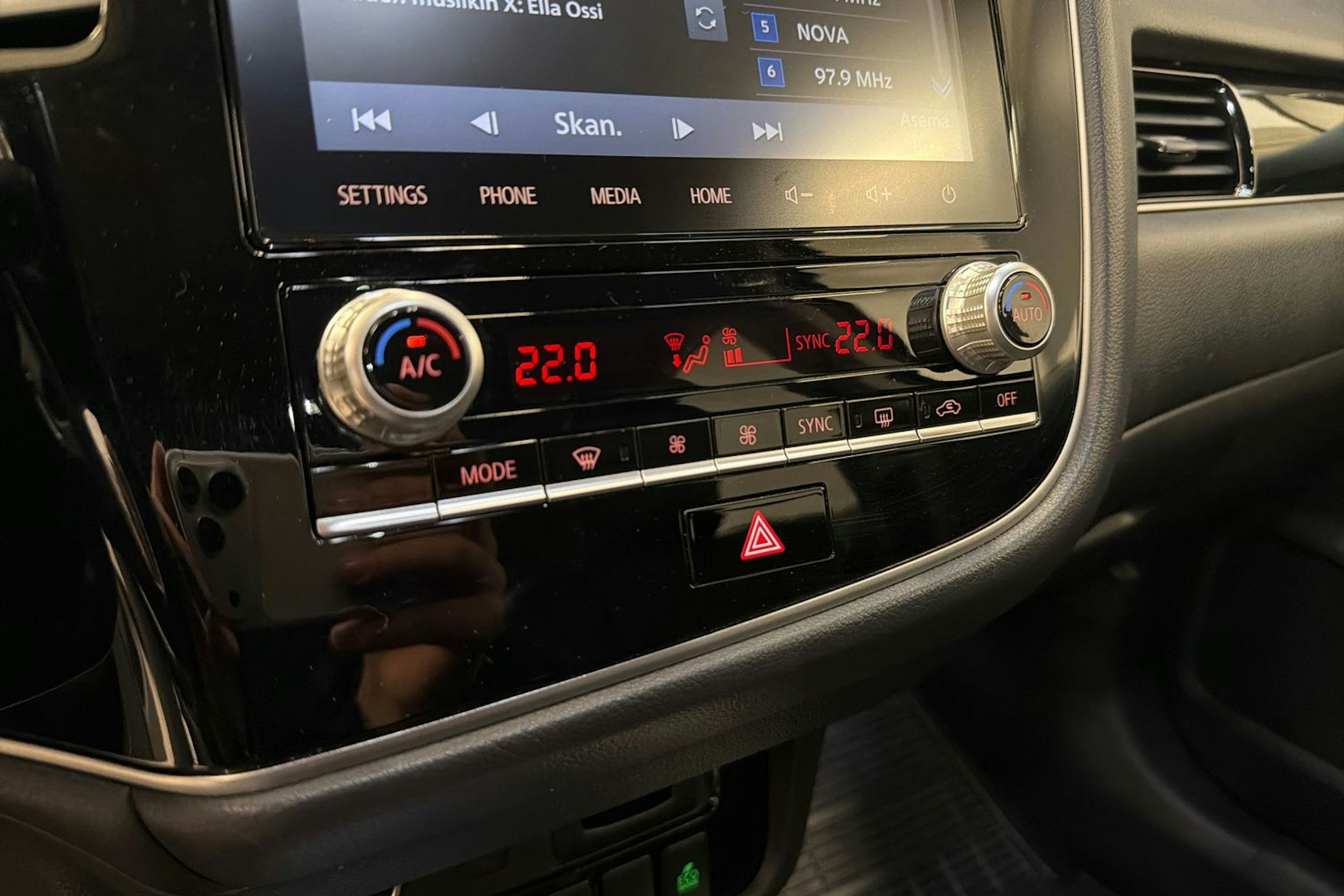 musta Mitsubishi Outlander PHEV 2020 kuva 18.