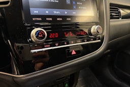 musta Mitsubishi Outlander PHEV 2020 kuva 18.