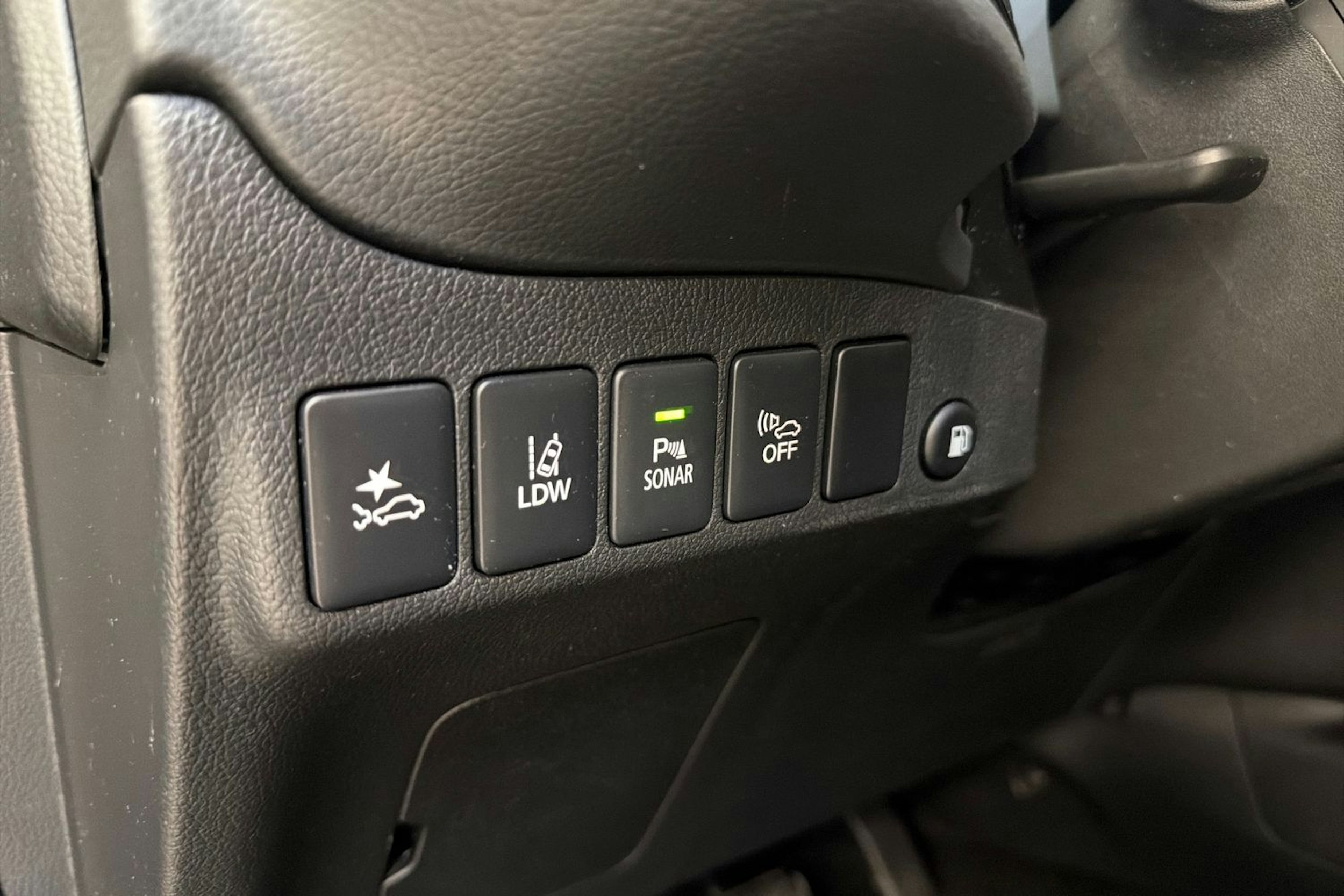 musta Mitsubishi Outlander PHEV 2020 kuva 20.