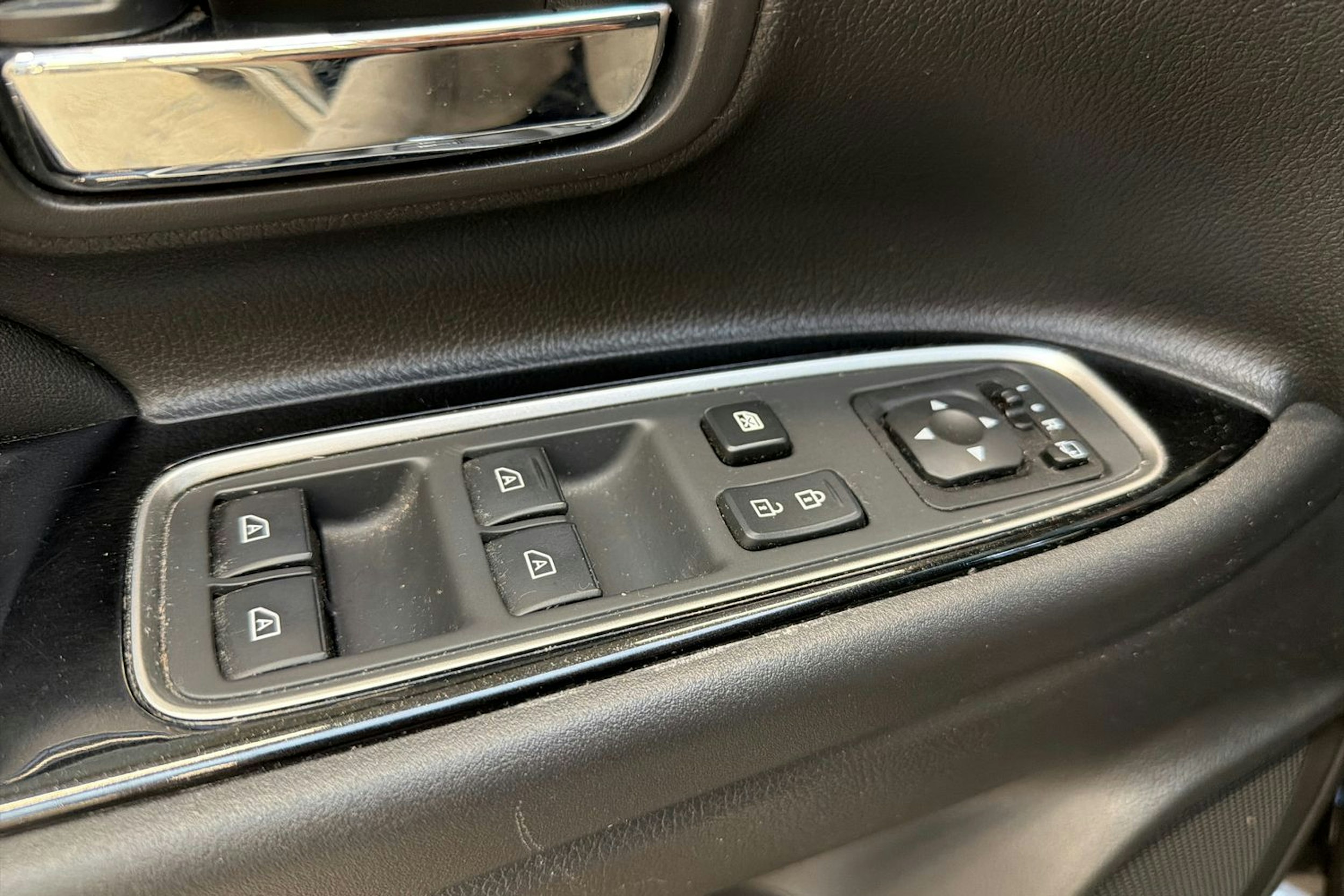 musta Mitsubishi Outlander PHEV 2020 kuva 21.