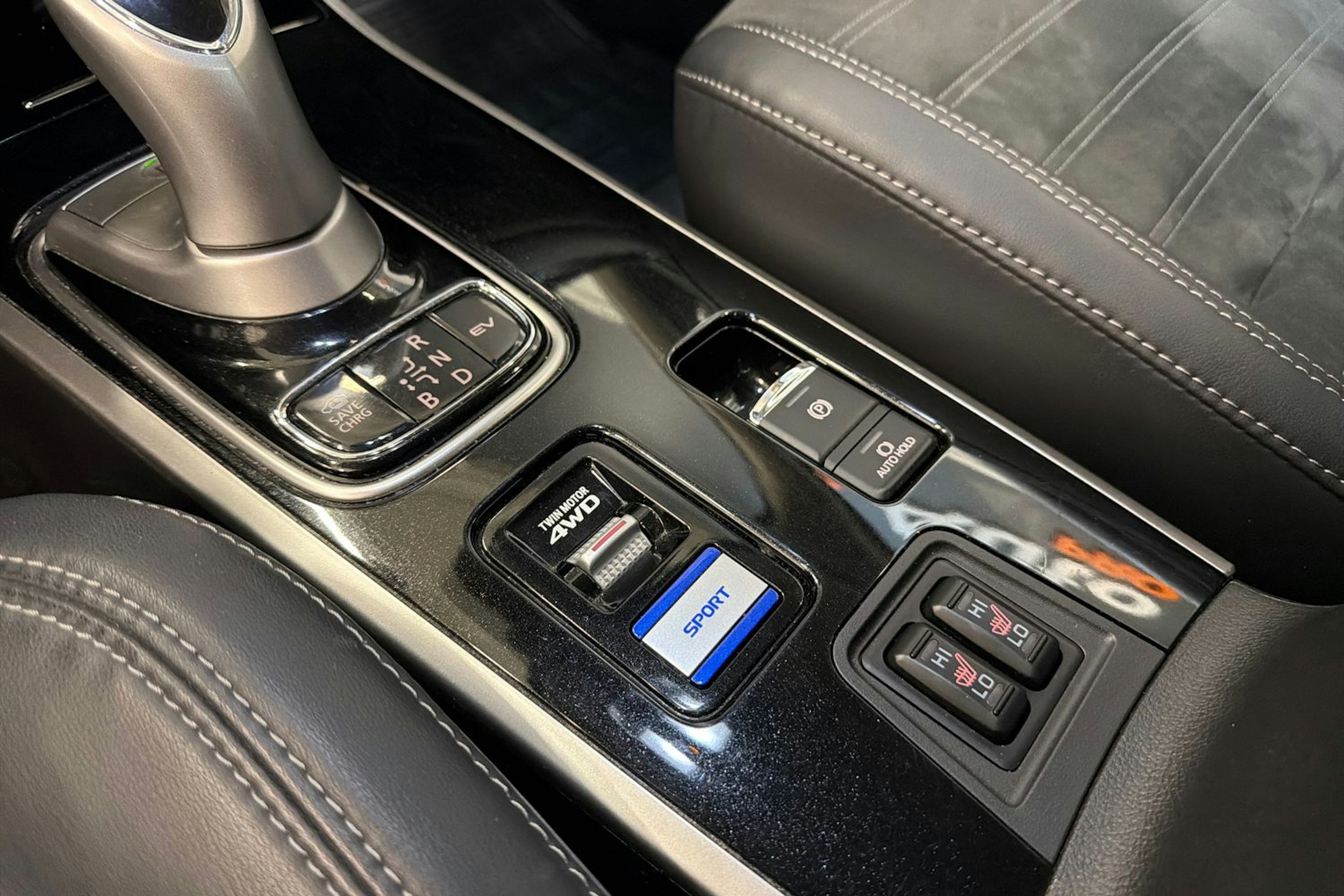 musta Mitsubishi Outlander PHEV 2020 kuva 22.