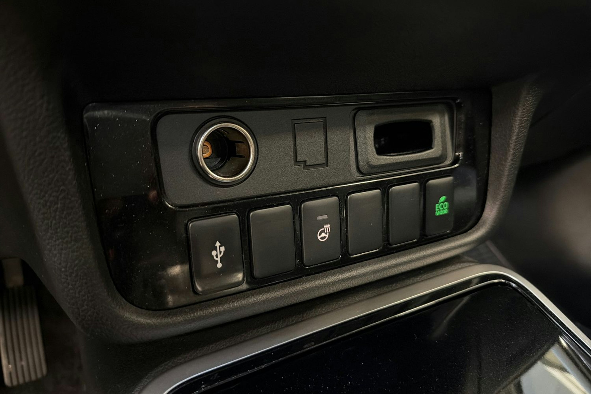 musta Mitsubishi Outlander PHEV 2020 kuva 24.