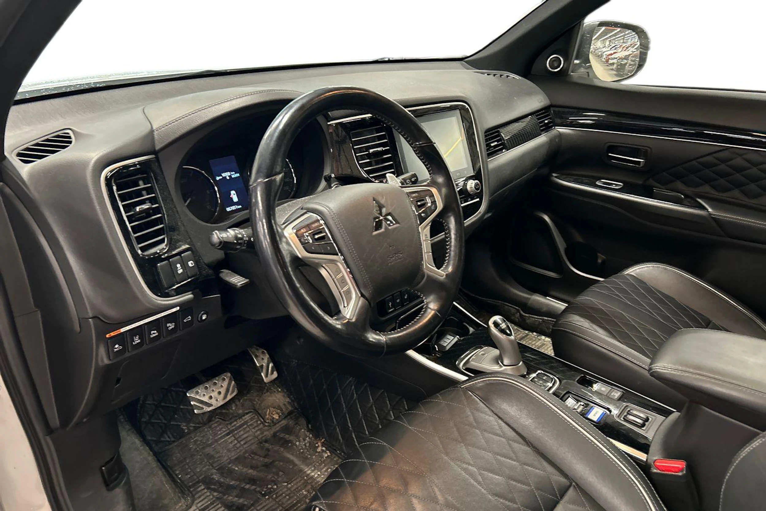 valkoinen Mitsubishi Outlander PHEV 2020 kuva 3.