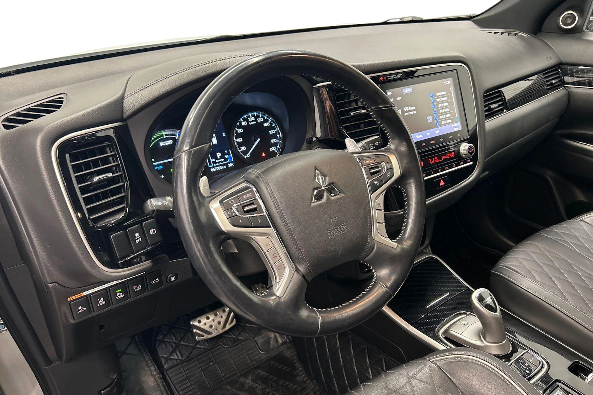valkoinen Mitsubishi Outlander PHEV 2020 kuva 8.