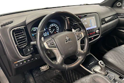 valkoinen Mitsubishi Outlander PHEV 2020 kuva 8.