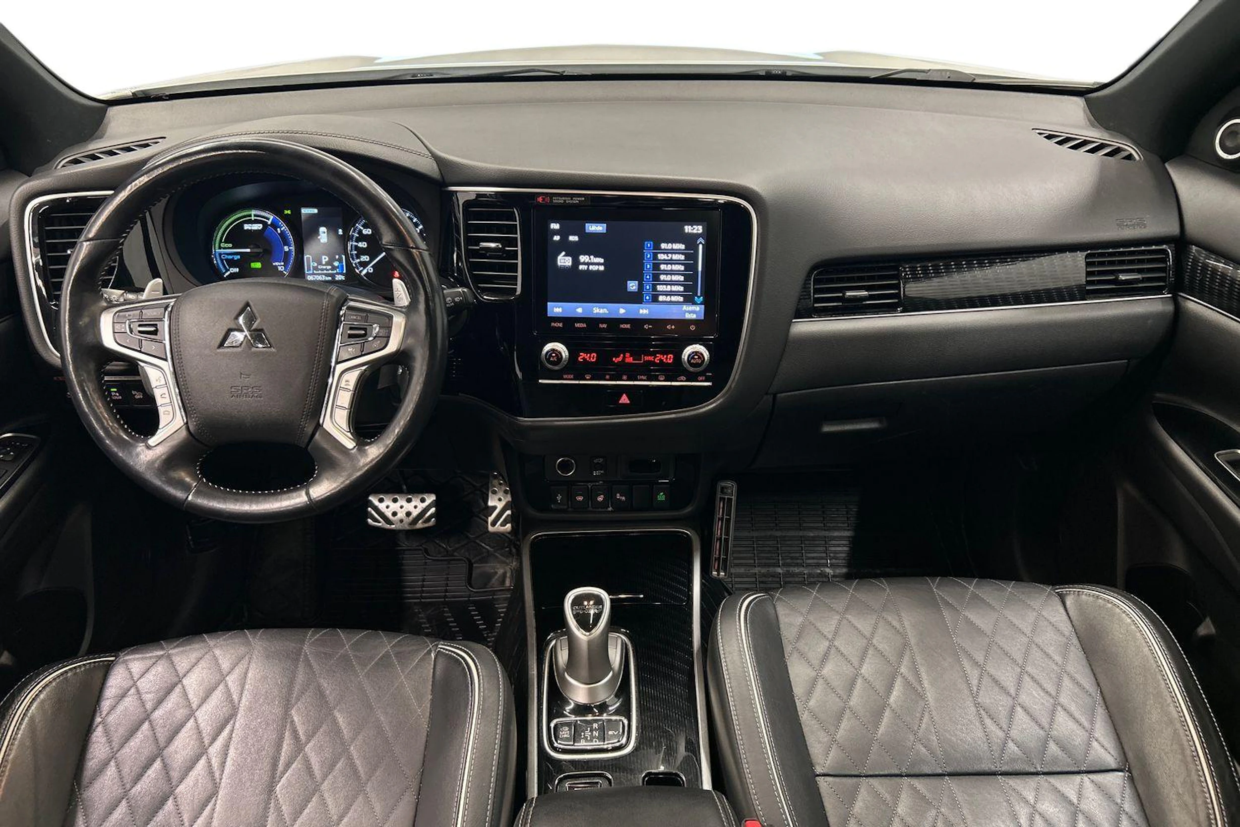 valkoinen Mitsubishi Outlander PHEV 2020 kuva 9.