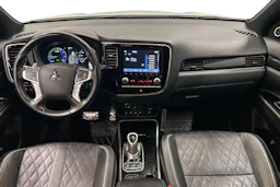 valkoinen Mitsubishi Outlander PHEV 2020 kuva 9.