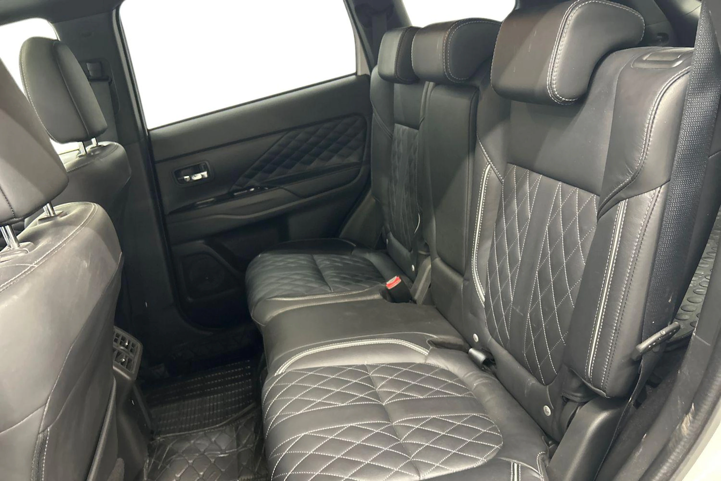 valkoinen Mitsubishi Outlander PHEV 2020 kuva 11.