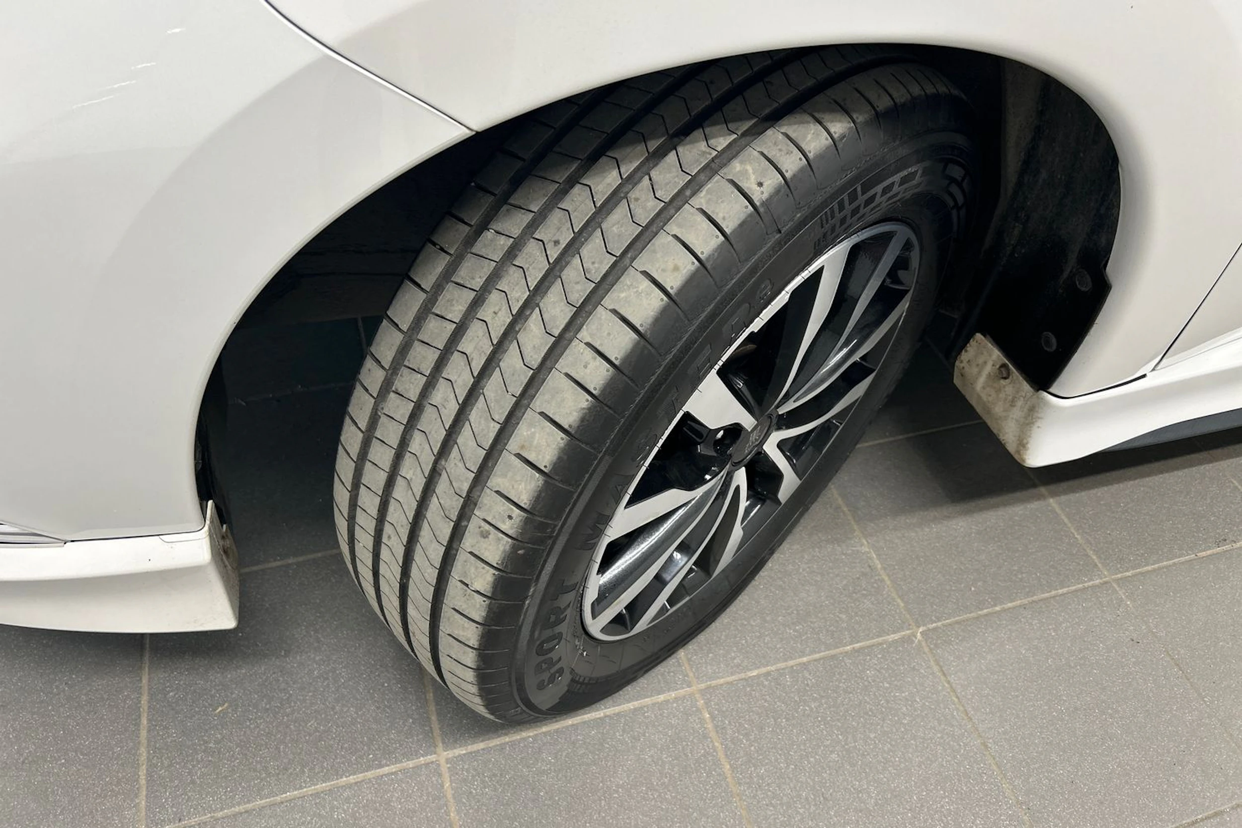 valkoinen Mitsubishi Outlander PHEV 2020 kuva 13.