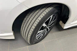 valkoinen Mitsubishi Outlander PHEV 2020 kuva 13.