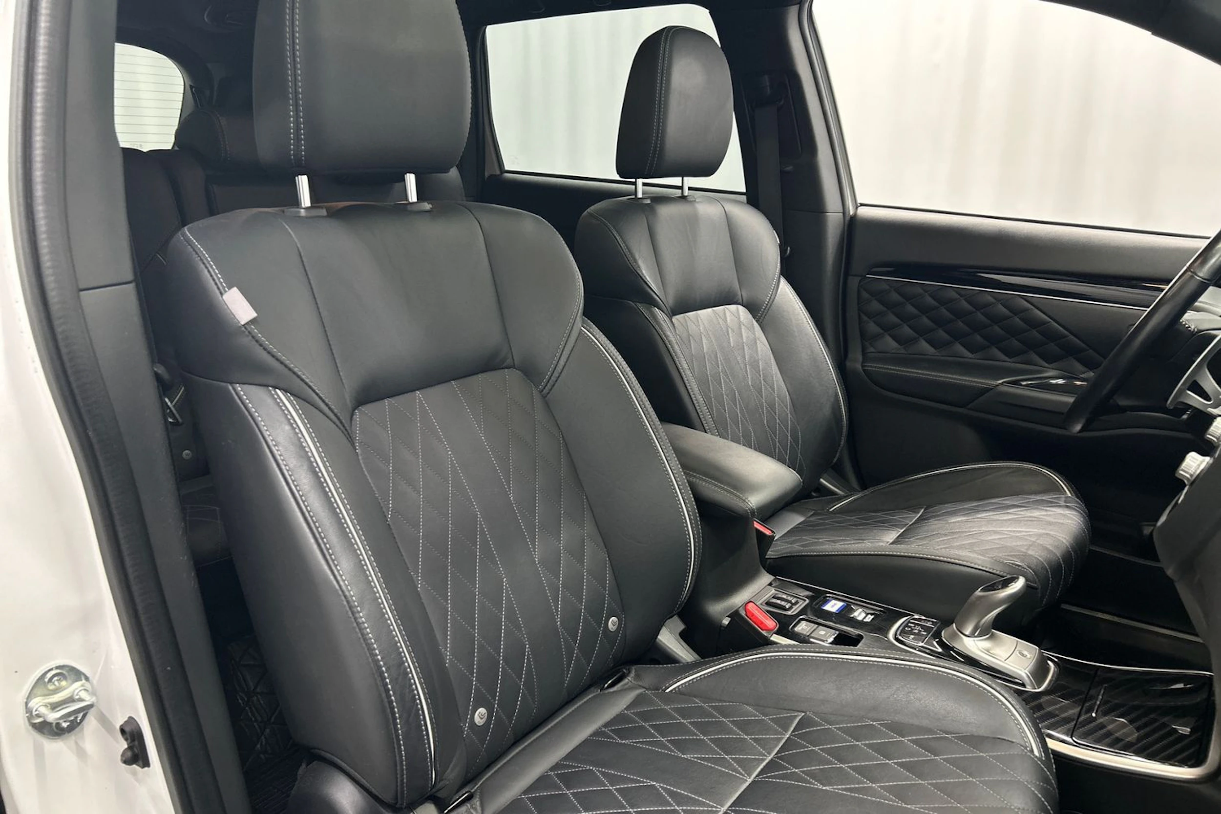 valkoinen Mitsubishi Outlander PHEV 2020 kuva 15.