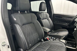 valkoinen Mitsubishi Outlander PHEV 2020 kuva 15.