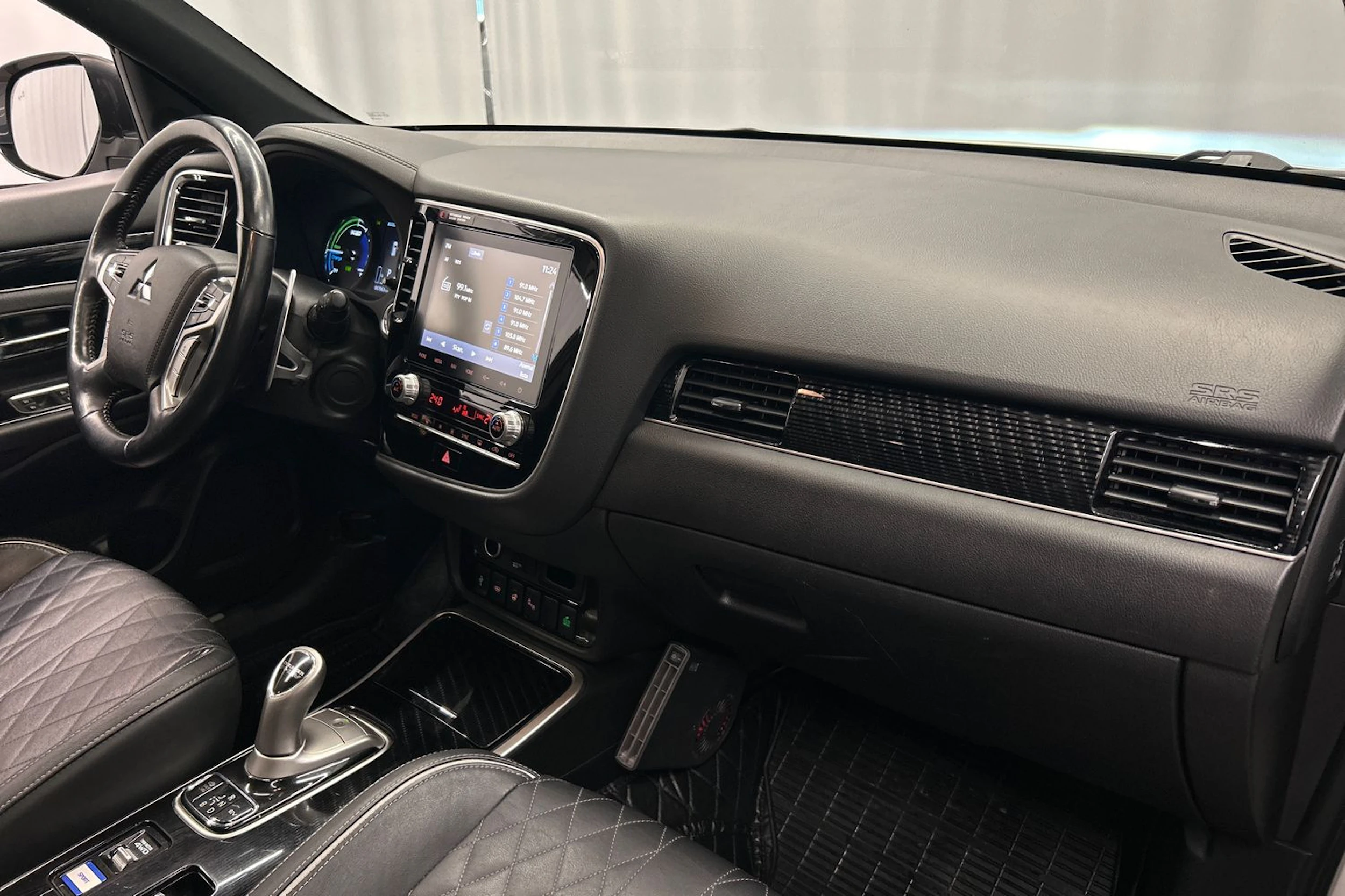 valkoinen Mitsubishi Outlander PHEV 2020 kuva 16.