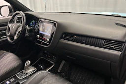 valkoinen Mitsubishi Outlander PHEV 2020 kuva 16.