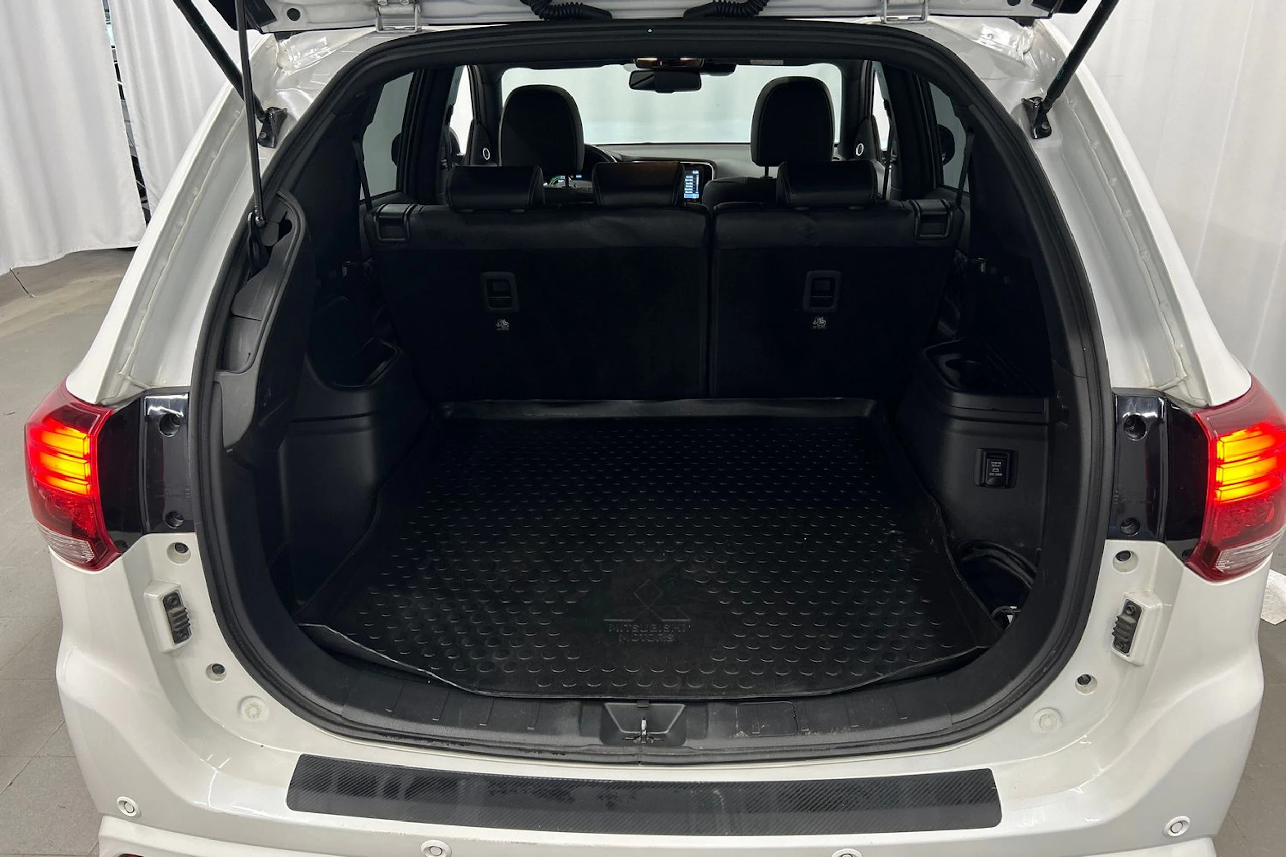 valkoinen Mitsubishi Outlander PHEV 2020 kuva 17.