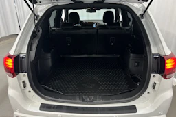 valkoinen Mitsubishi Outlander PHEV 2020 kuva 17.