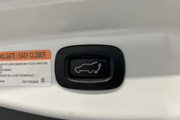 valkoinen Mitsubishi Outlander PHEV 2020 kuva 18.