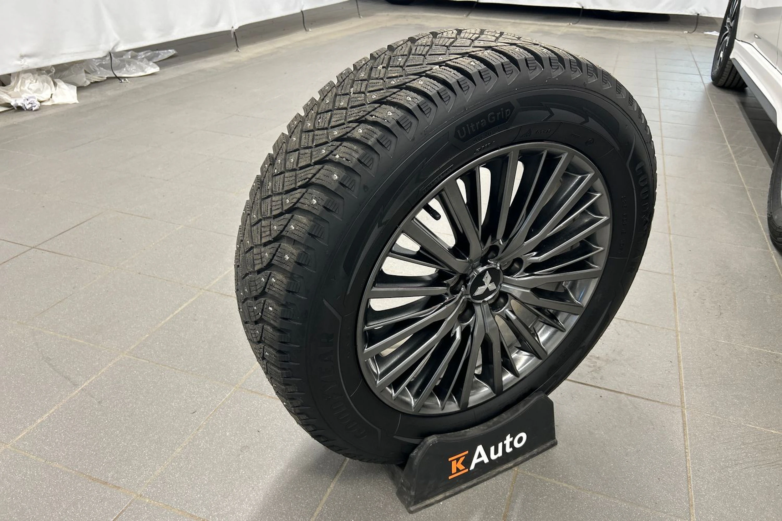 valkoinen Mitsubishi Outlander PHEV 2020 kuva 20.