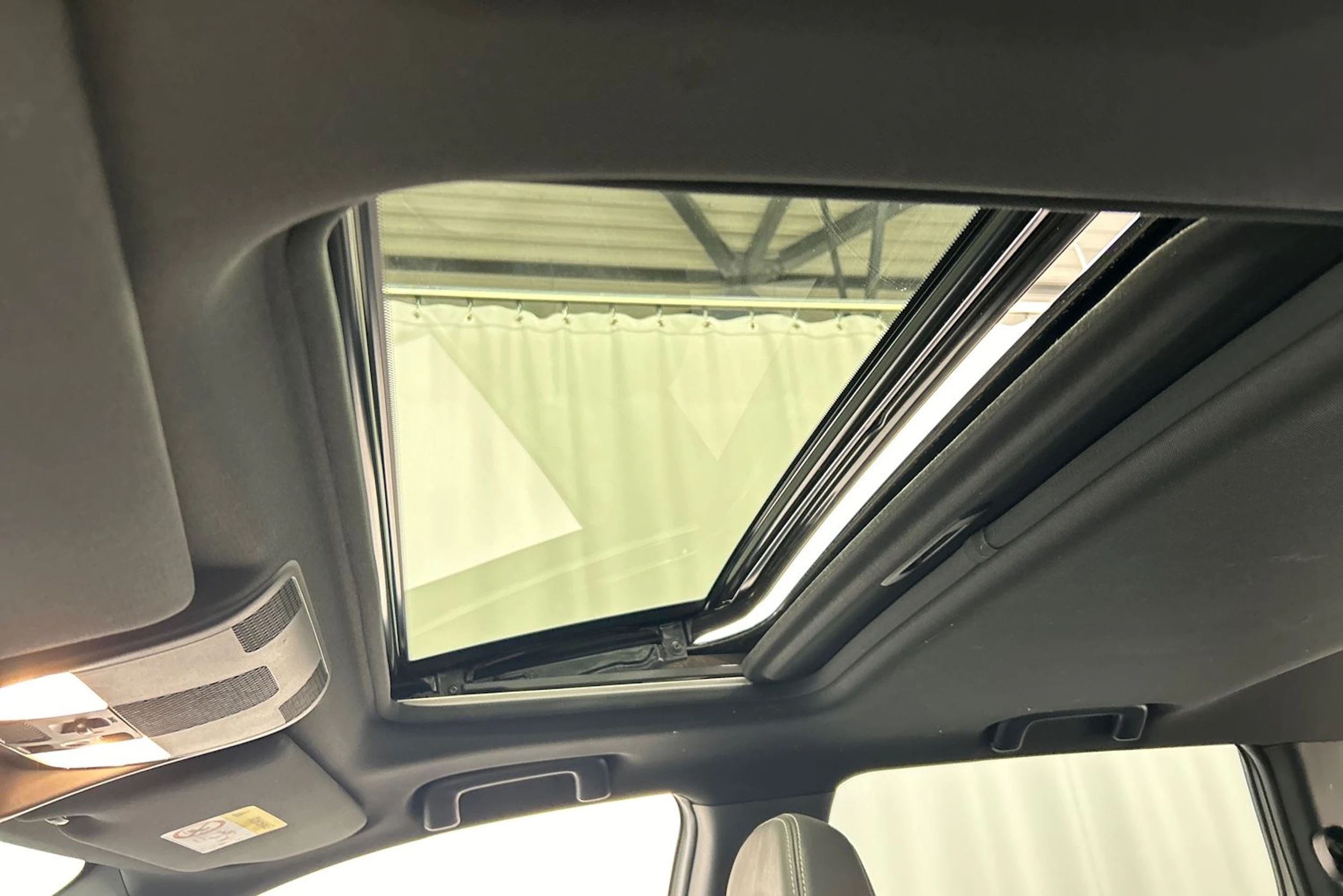 valkoinen Mitsubishi Outlander PHEV 2020 kuva 21.