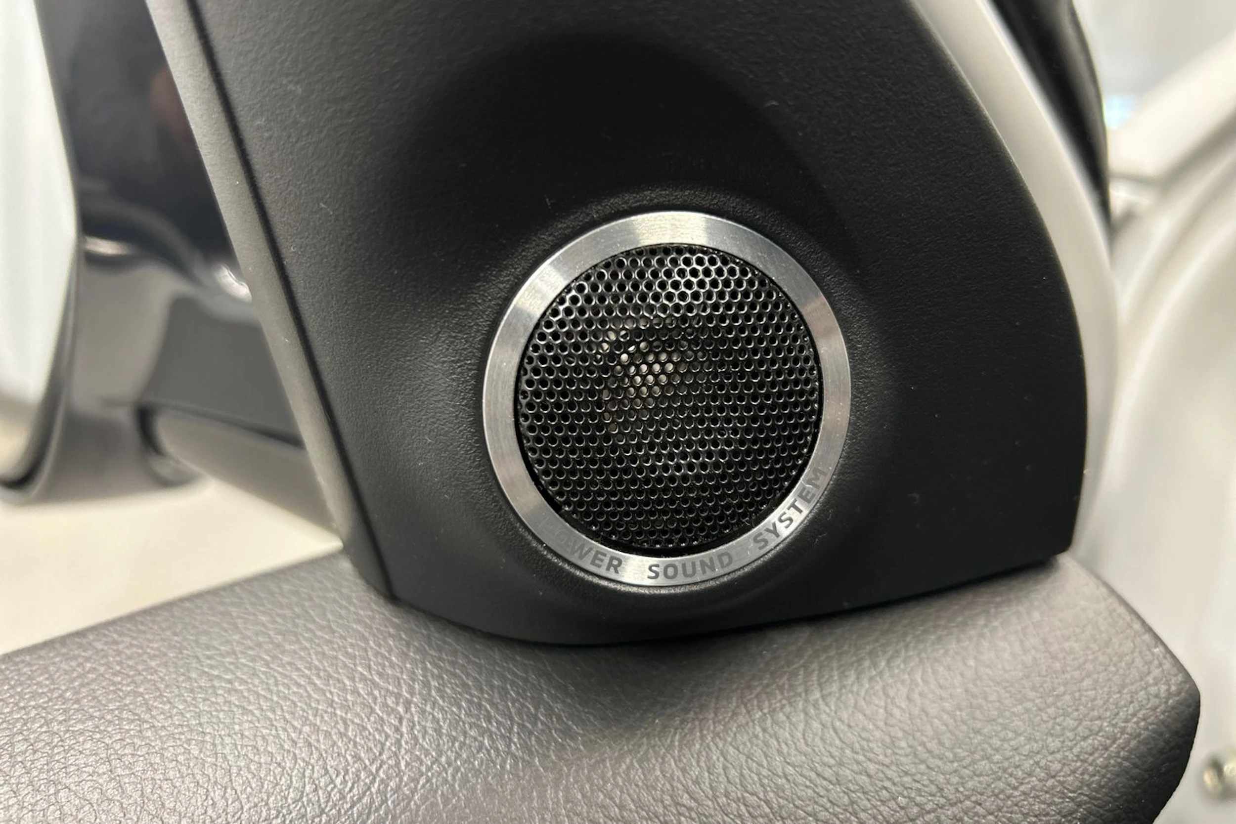 valkoinen Mitsubishi Outlander PHEV 2020 kuva 23.