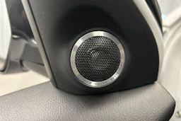 valkoinen Mitsubishi Outlander PHEV 2020 kuva 23.