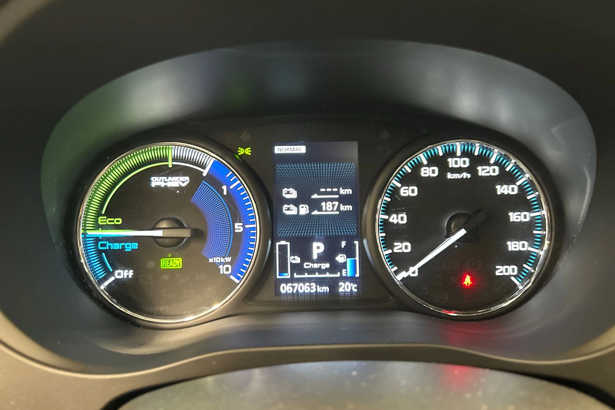 valkoinen Mitsubishi Outlander PHEV 2020 kuva 24.