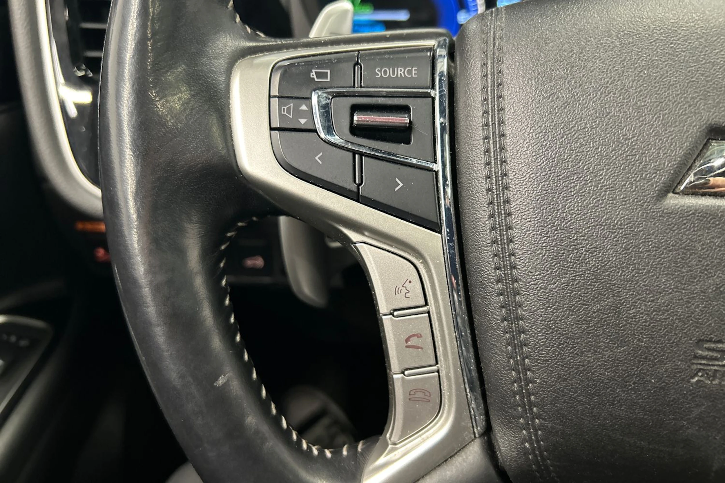 valkoinen Mitsubishi Outlander PHEV 2020 kuva 25.