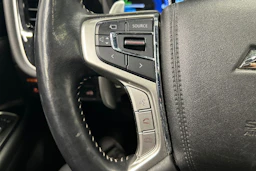 valkoinen Mitsubishi Outlander PHEV 2020 kuva 25.