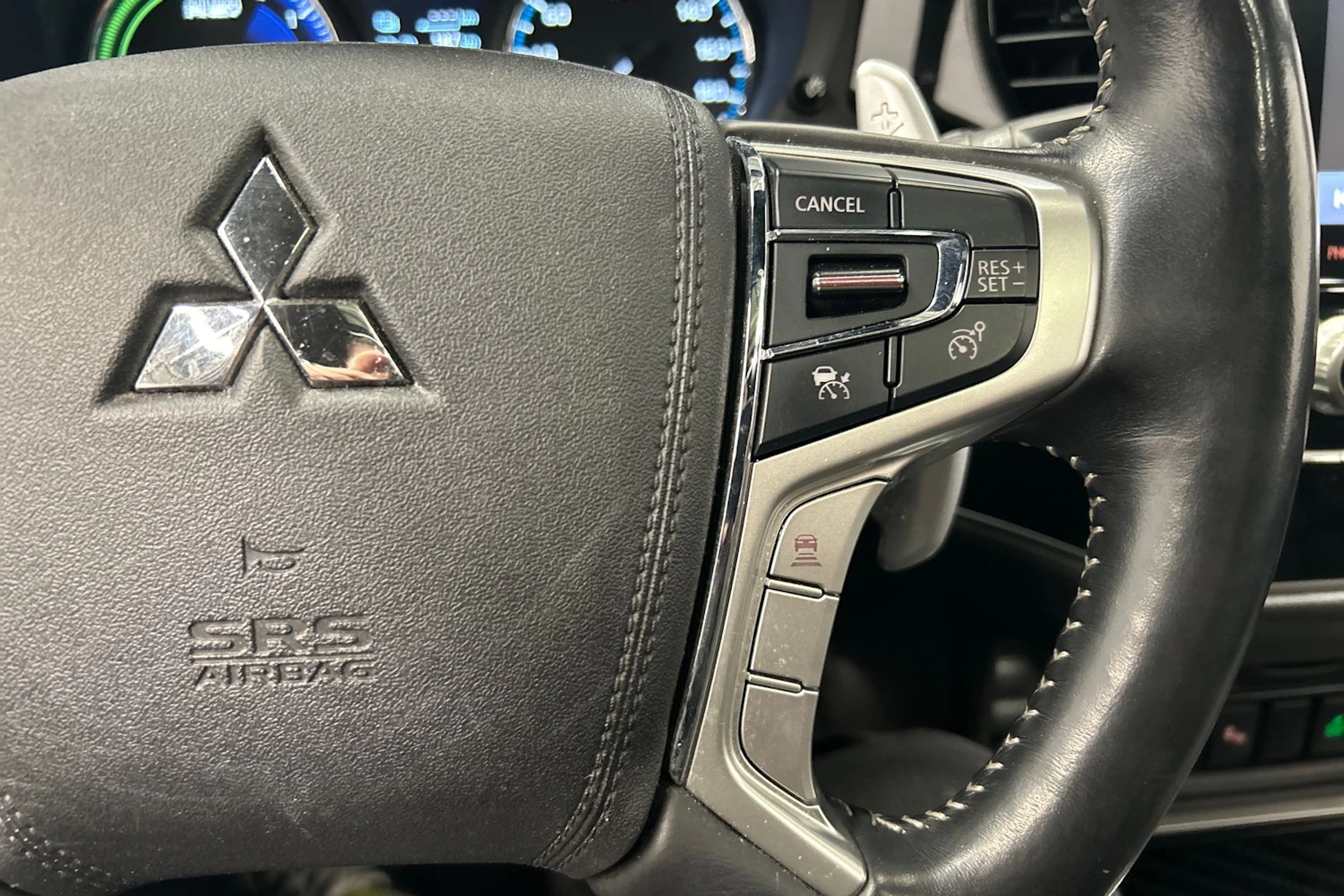 valkoinen Mitsubishi Outlander PHEV 2020 kuva 26.