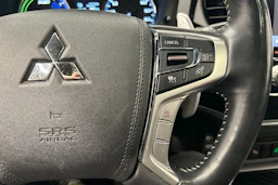valkoinen Mitsubishi Outlander PHEV 2020 kuva 26.