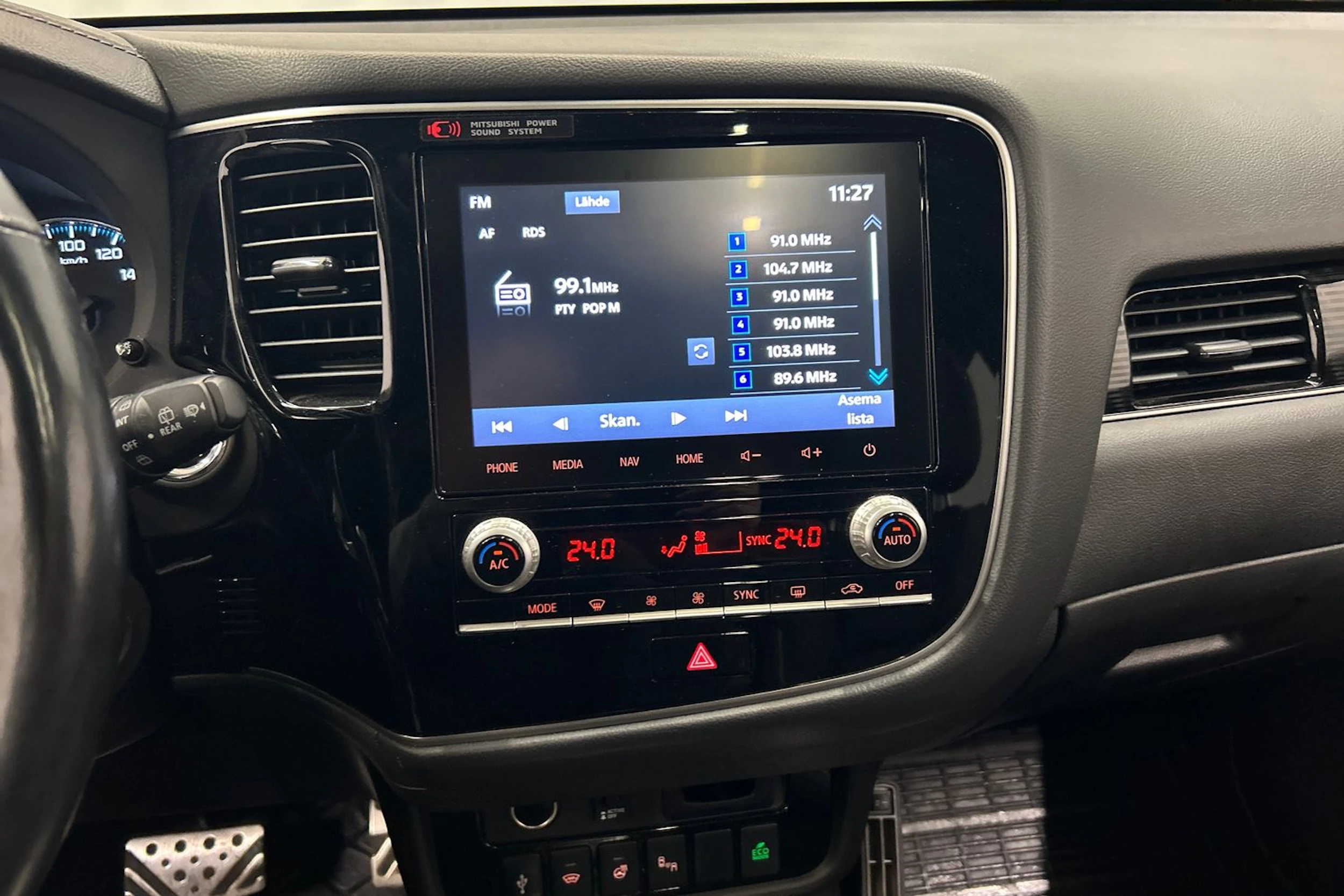 valkoinen Mitsubishi Outlander PHEV 2020 kuva 27.