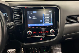 valkoinen Mitsubishi Outlander PHEV 2020 kuva 27.