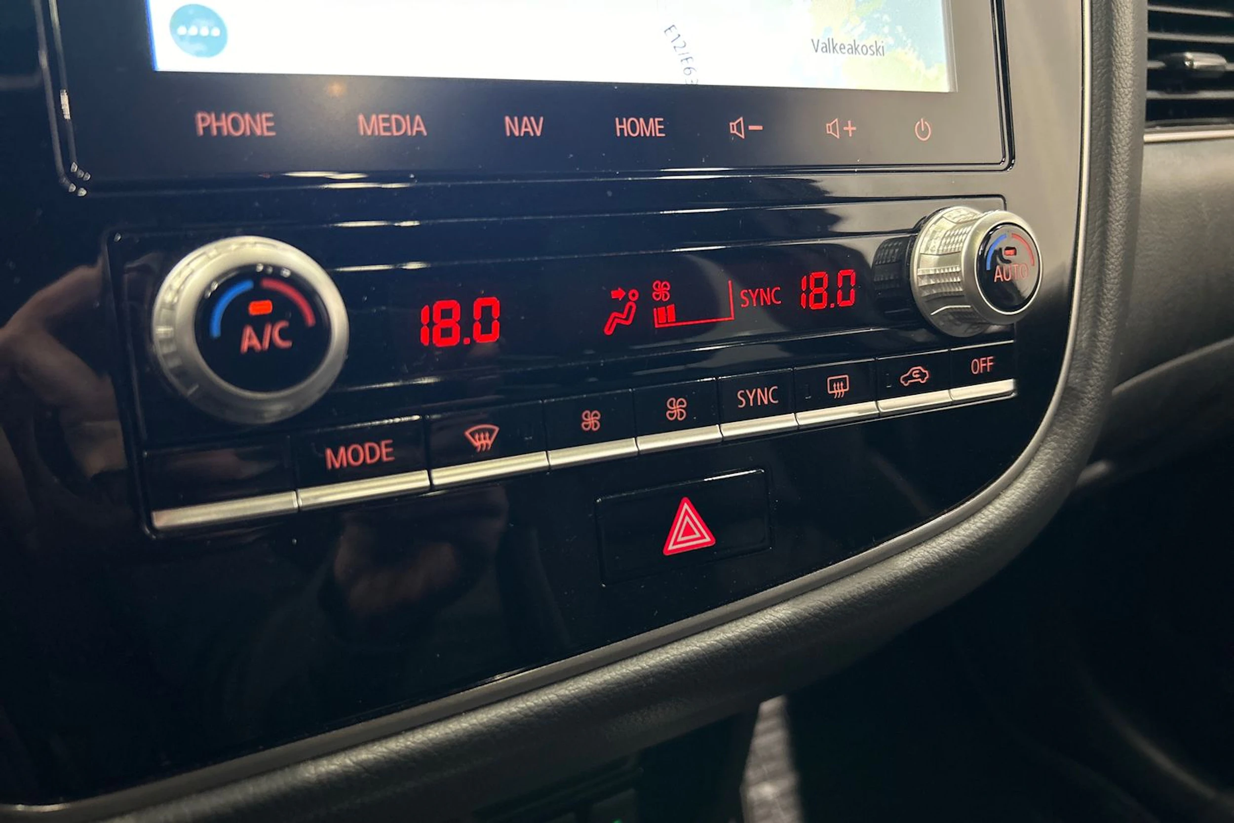 valkoinen Mitsubishi Outlander PHEV 2020 kuva 30.