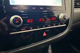 valkoinen Mitsubishi Outlander PHEV 2020 kuva 30.
