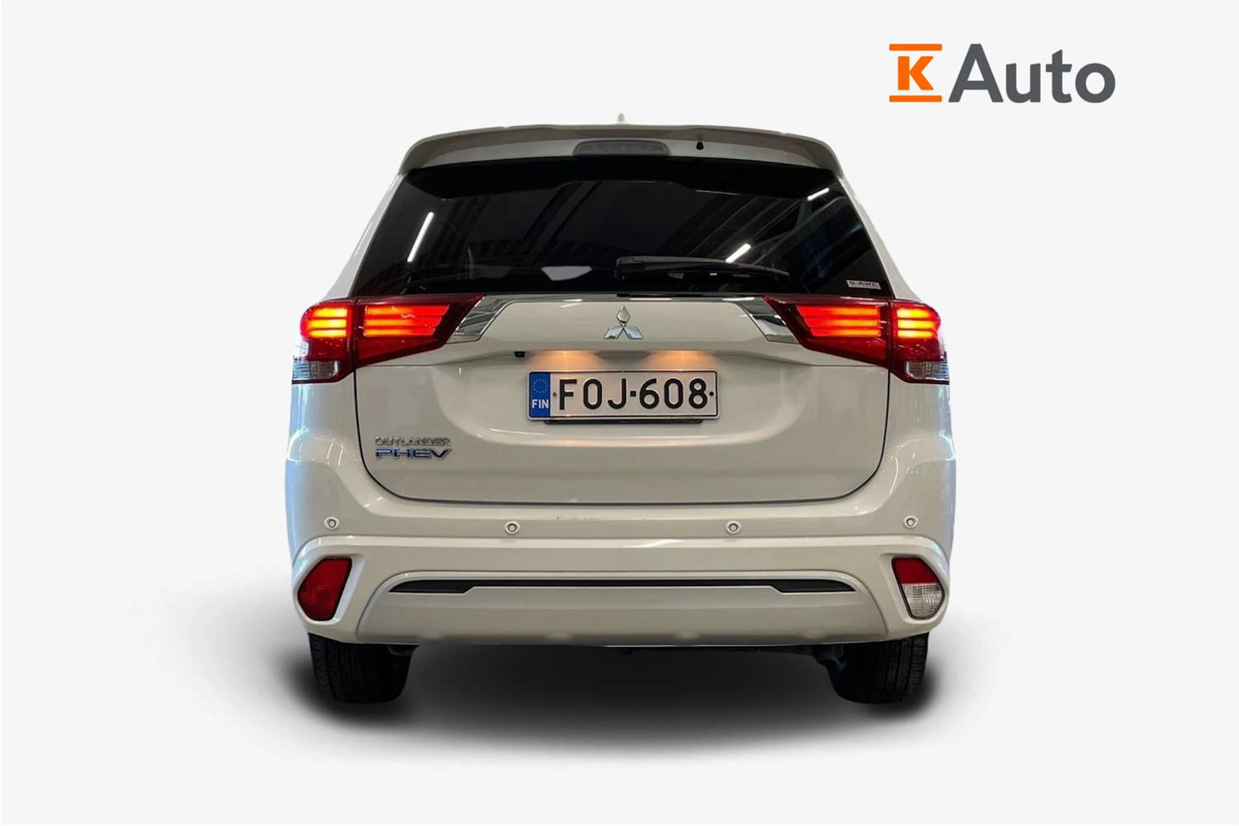 valkoinen Mitsubishi Outlander PHEV 2020 kuva 3.