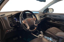 valkoinen Mitsubishi Outlander PHEV 2020 kuva 6.