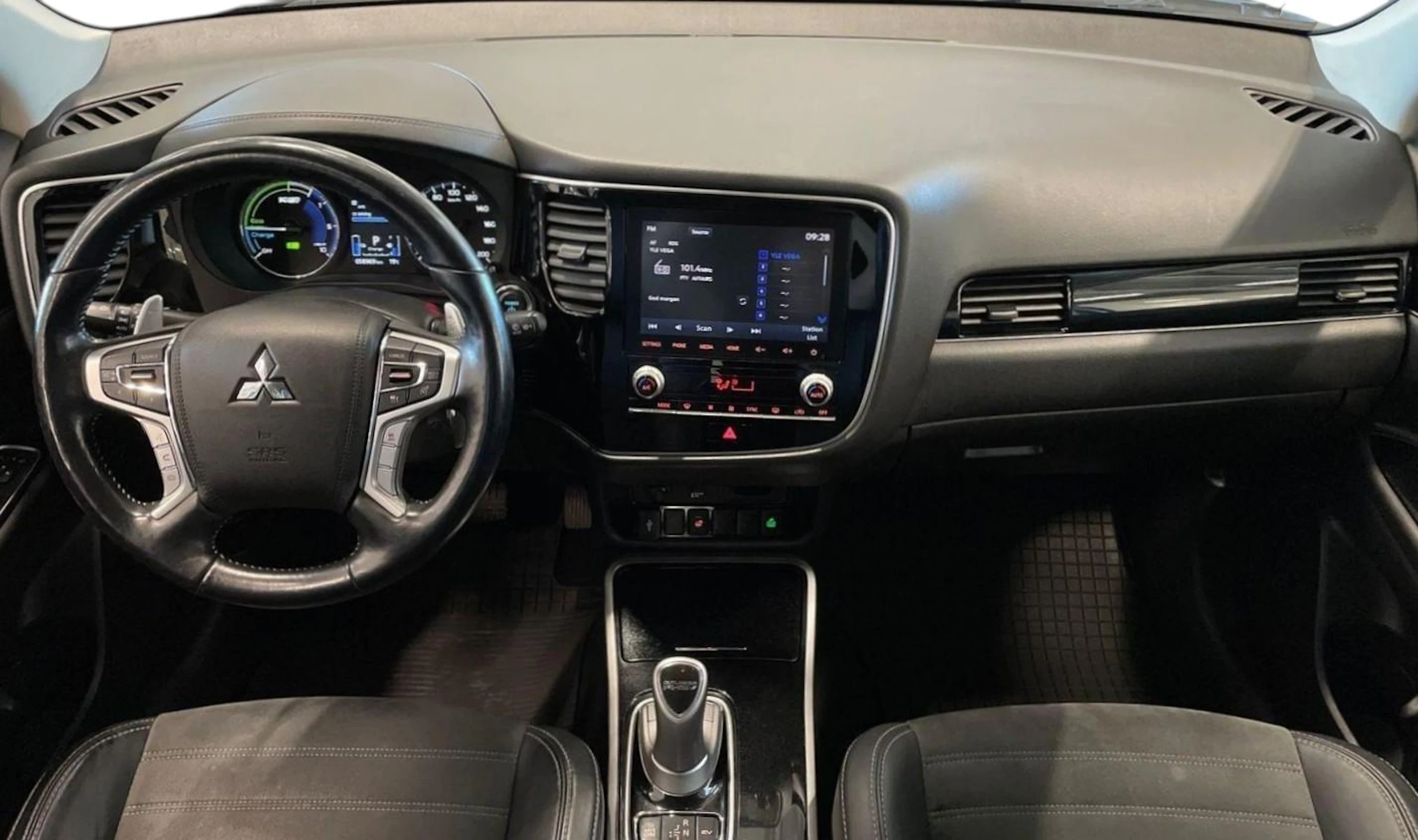 valkoinen Mitsubishi Outlander PHEV 2020 kuva 7.