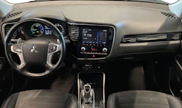 valkoinen Mitsubishi Outlander PHEV 2020 kuva 7.