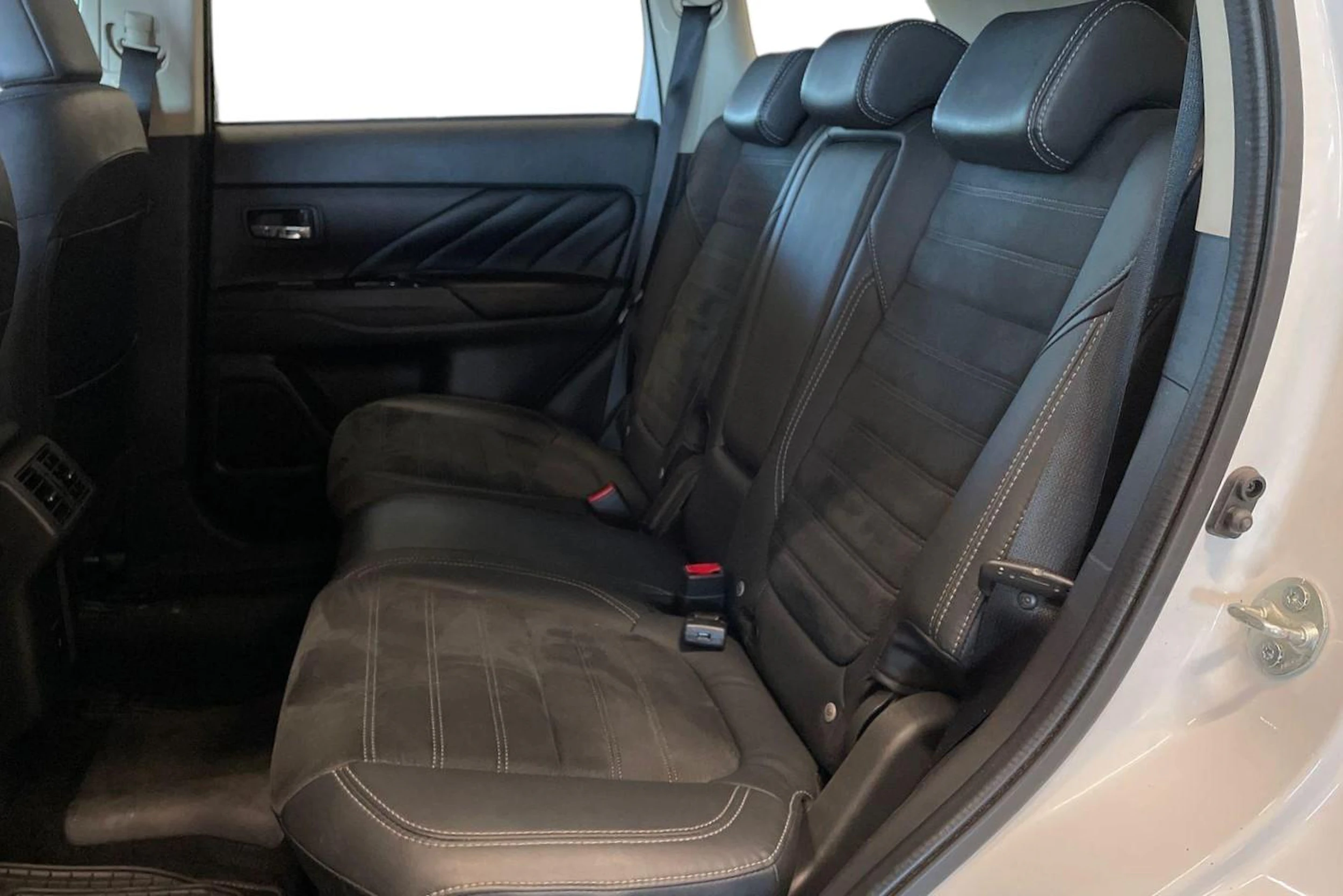 valkoinen Mitsubishi Outlander PHEV 2020 kuva 8.