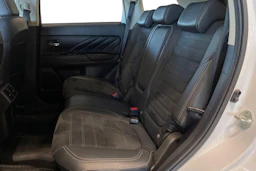 valkoinen Mitsubishi Outlander PHEV 2020 kuva 8.