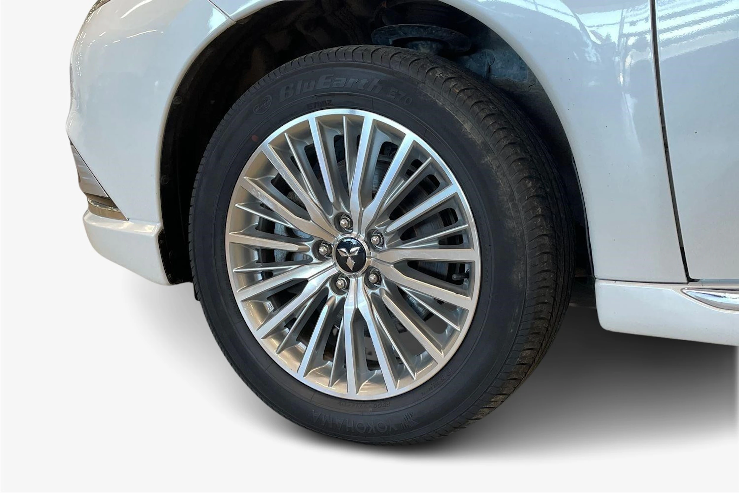 valkoinen Mitsubishi Outlander PHEV 2020 kuva 9.