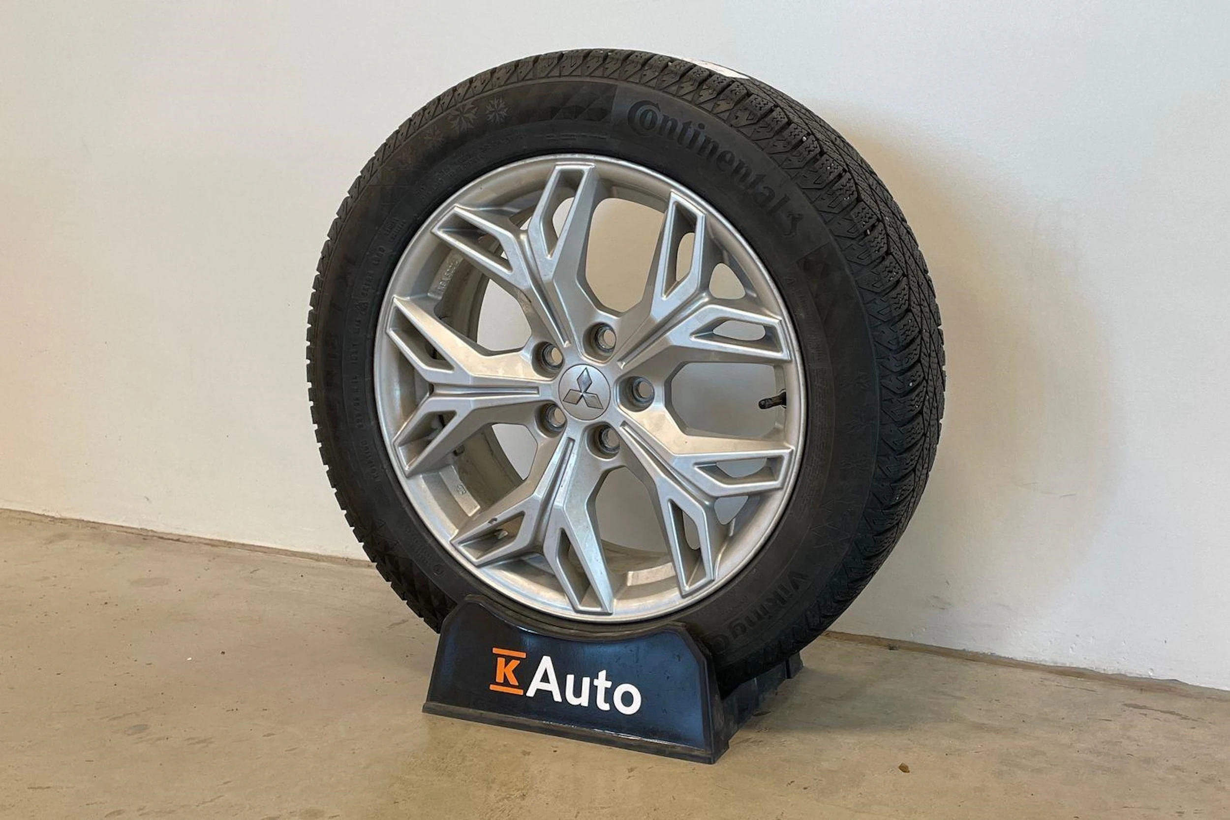 valkoinen Mitsubishi Outlander PHEV 2020 kuva 10.