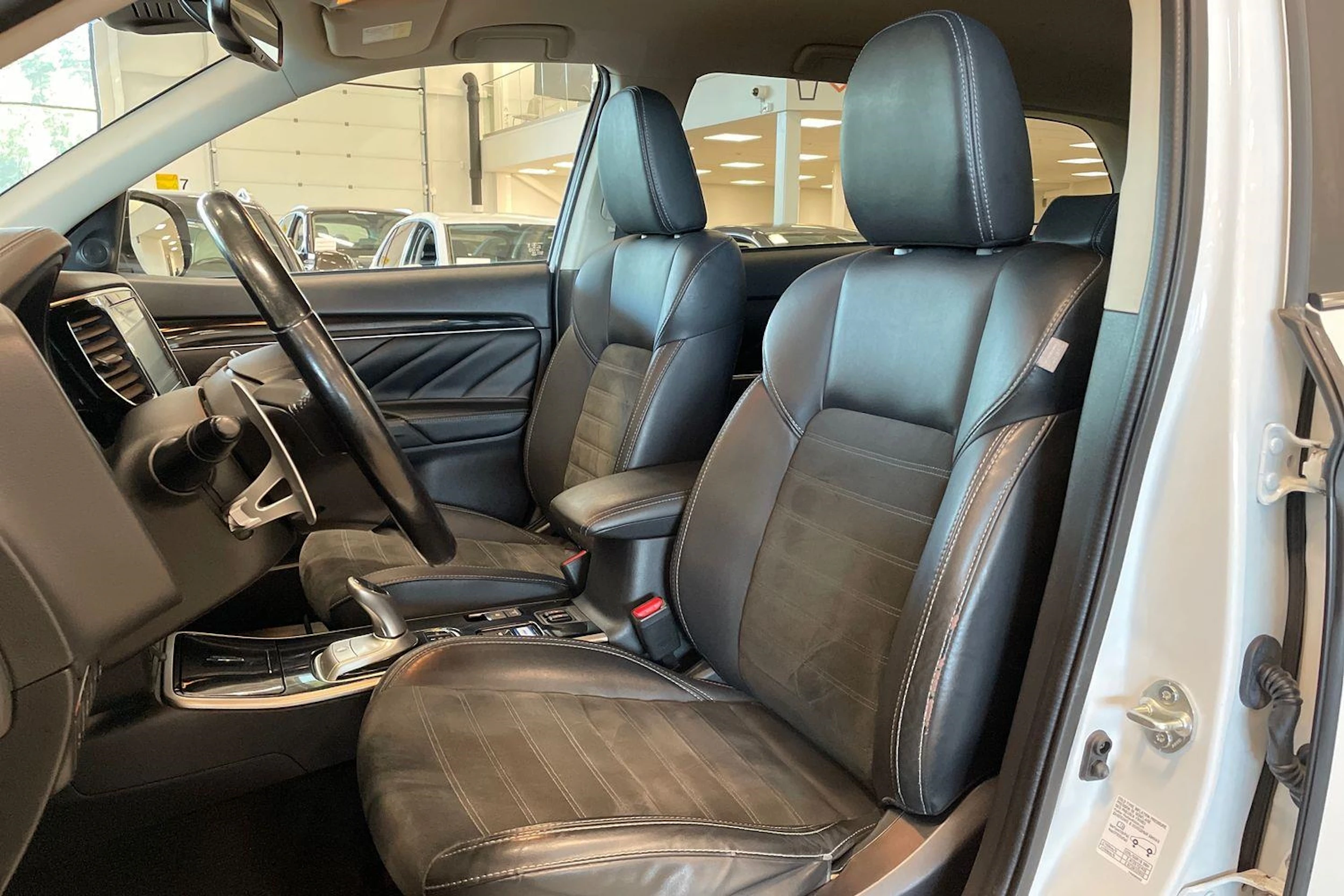 valkoinen Mitsubishi Outlander PHEV 2020 kuva 11.