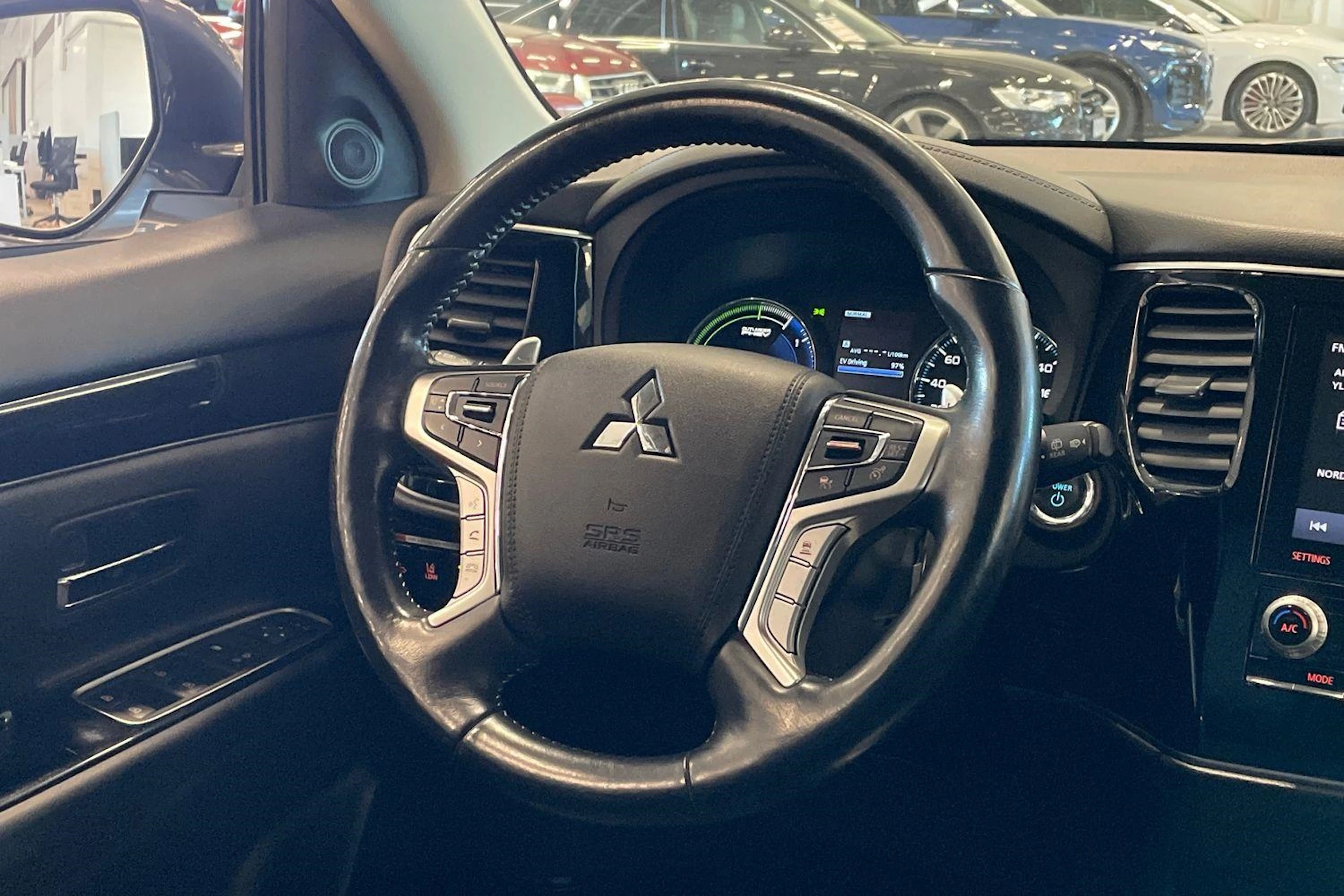 valkoinen Mitsubishi Outlander PHEV 2020 kuva 12.