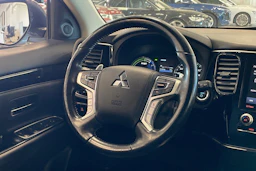 valkoinen Mitsubishi Outlander PHEV 2020 kuva 12.