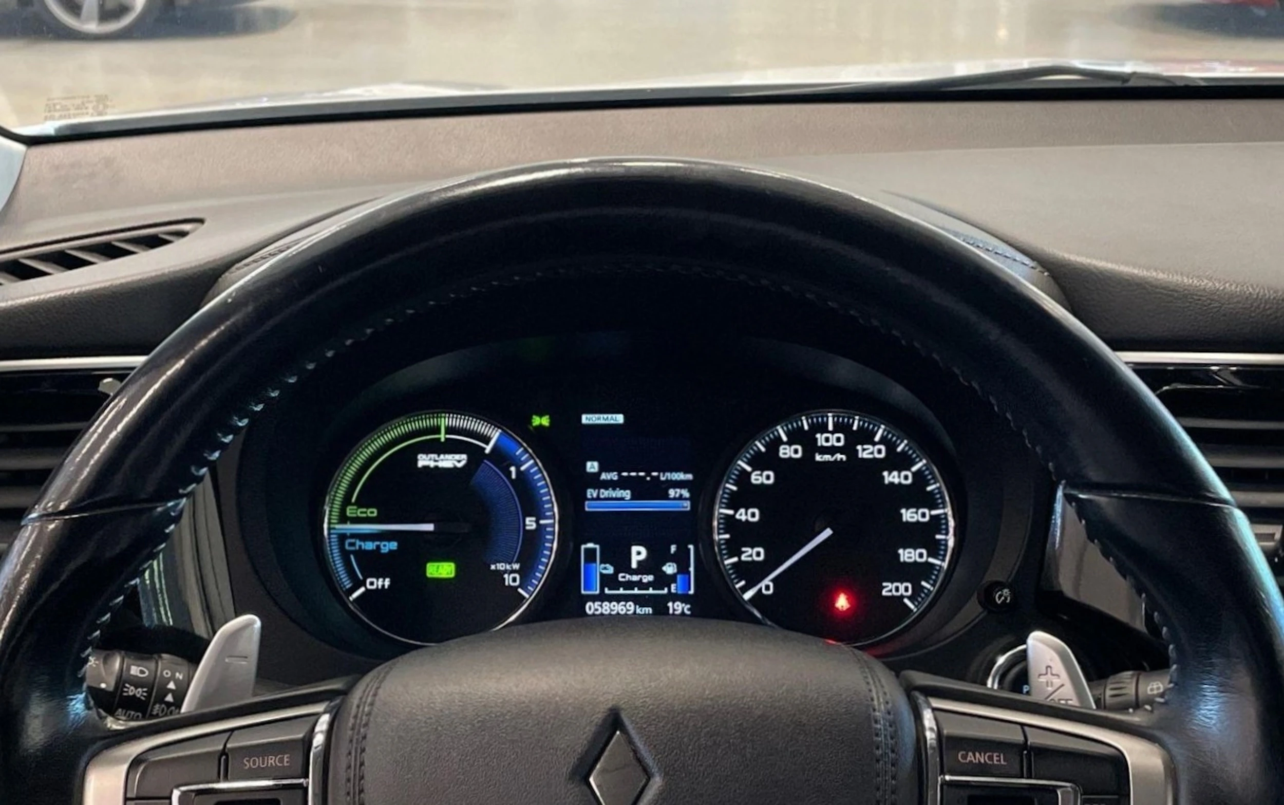 valkoinen Mitsubishi Outlander PHEV 2020 kuva 13.